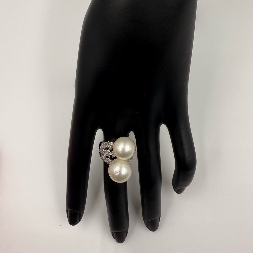 Elegant Pearl and Silver Ring - Picture 2 of 5